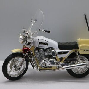 Maisto Suzuki police motorcycle 1:18 scale in great shape